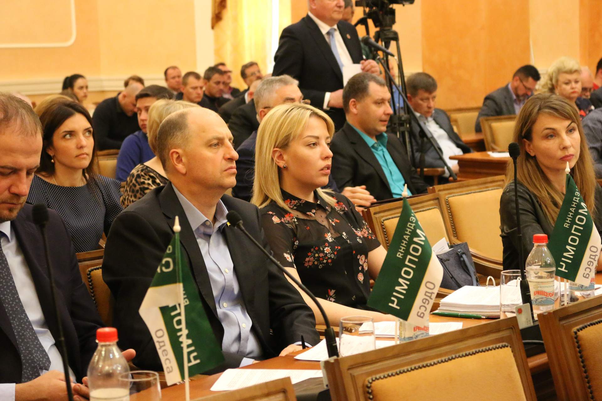 Сессия Одесского городского совета: палатка перед мэрией и "подарок" депутатам