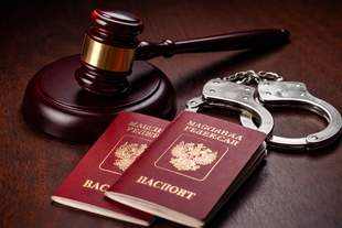 13 років тюрми: у Херсоні засудили колаборантку з "міграційної служби"