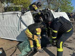У Херсоні ворожий дрон влучив у таксі: водій загинув на місці