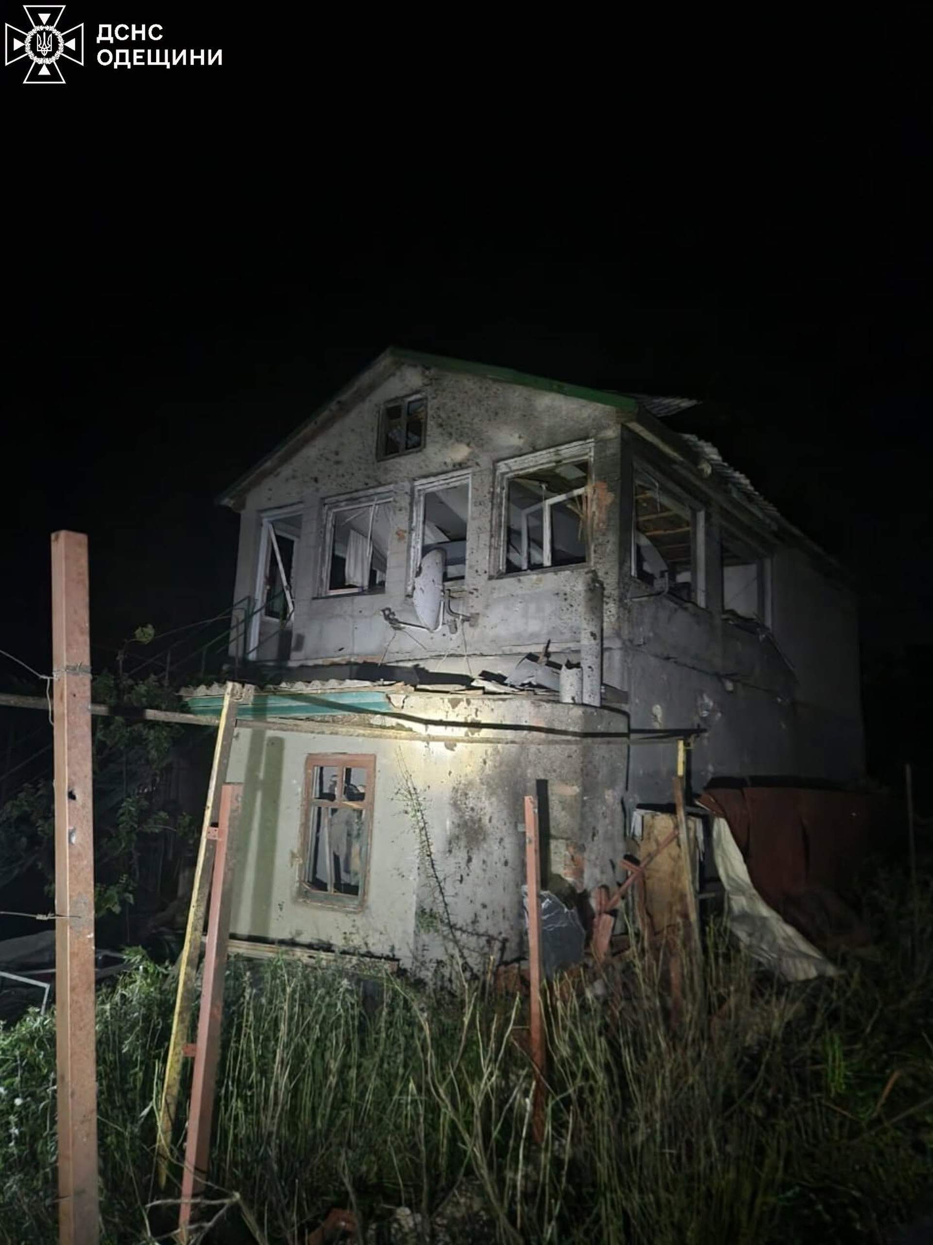 Вночі росіяни поранили одесита та поцілили на територію храму в Чорноморську