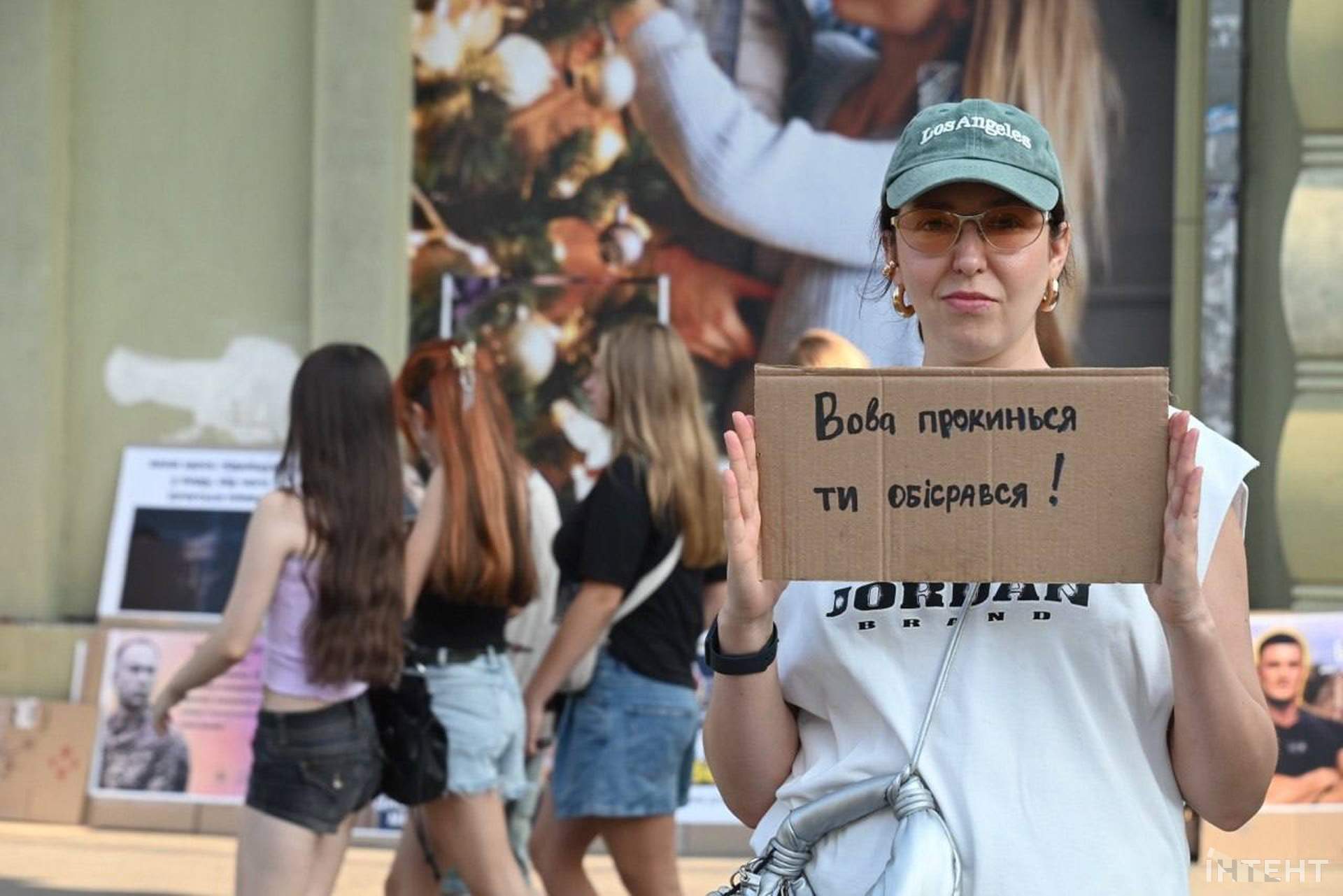 В Одесі в четвертий день протесту через відставку Федорова роздають наколоті апельсини