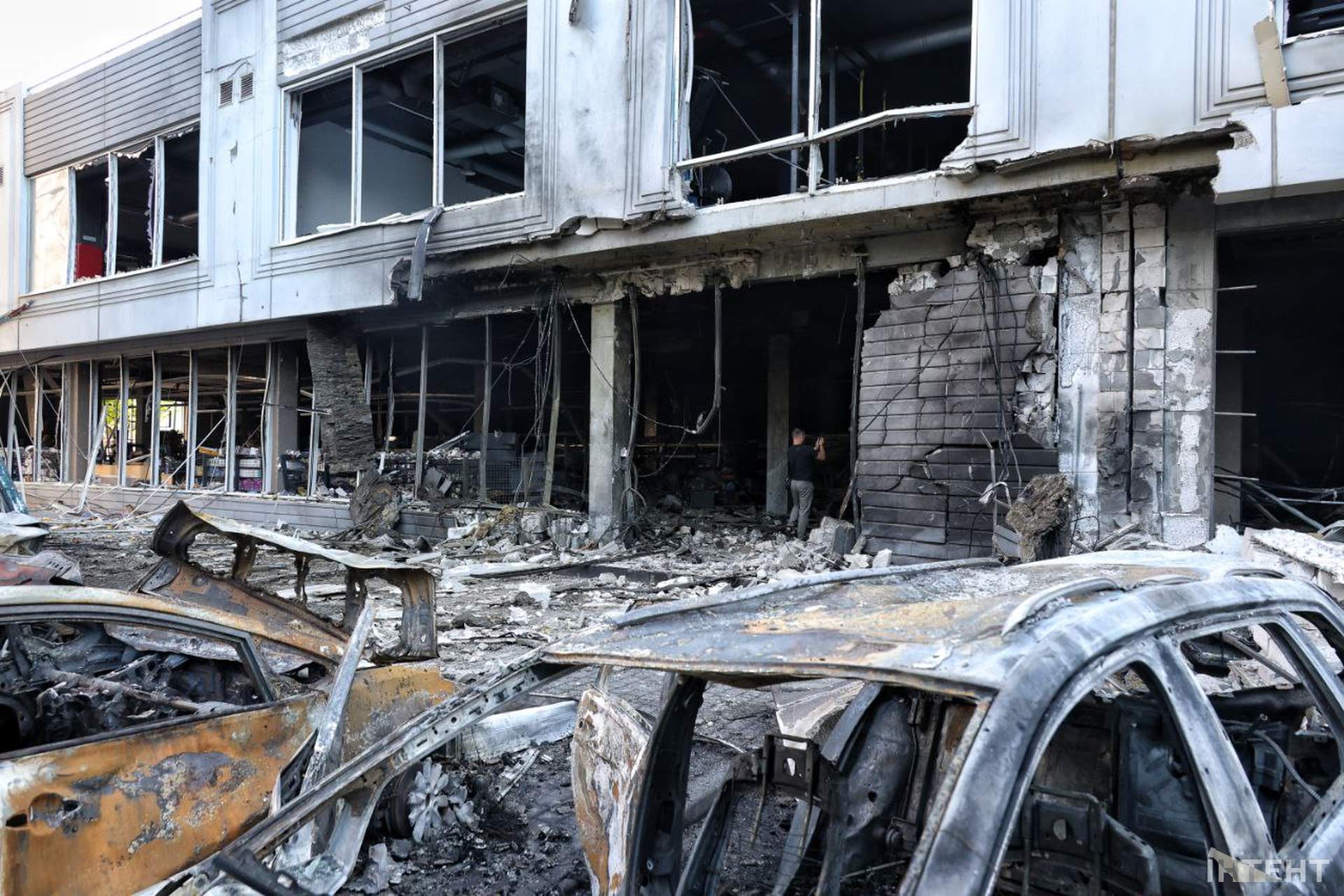 Внаслідок нічного обстрілу Одеси постраждали відділення банку та супермаркет