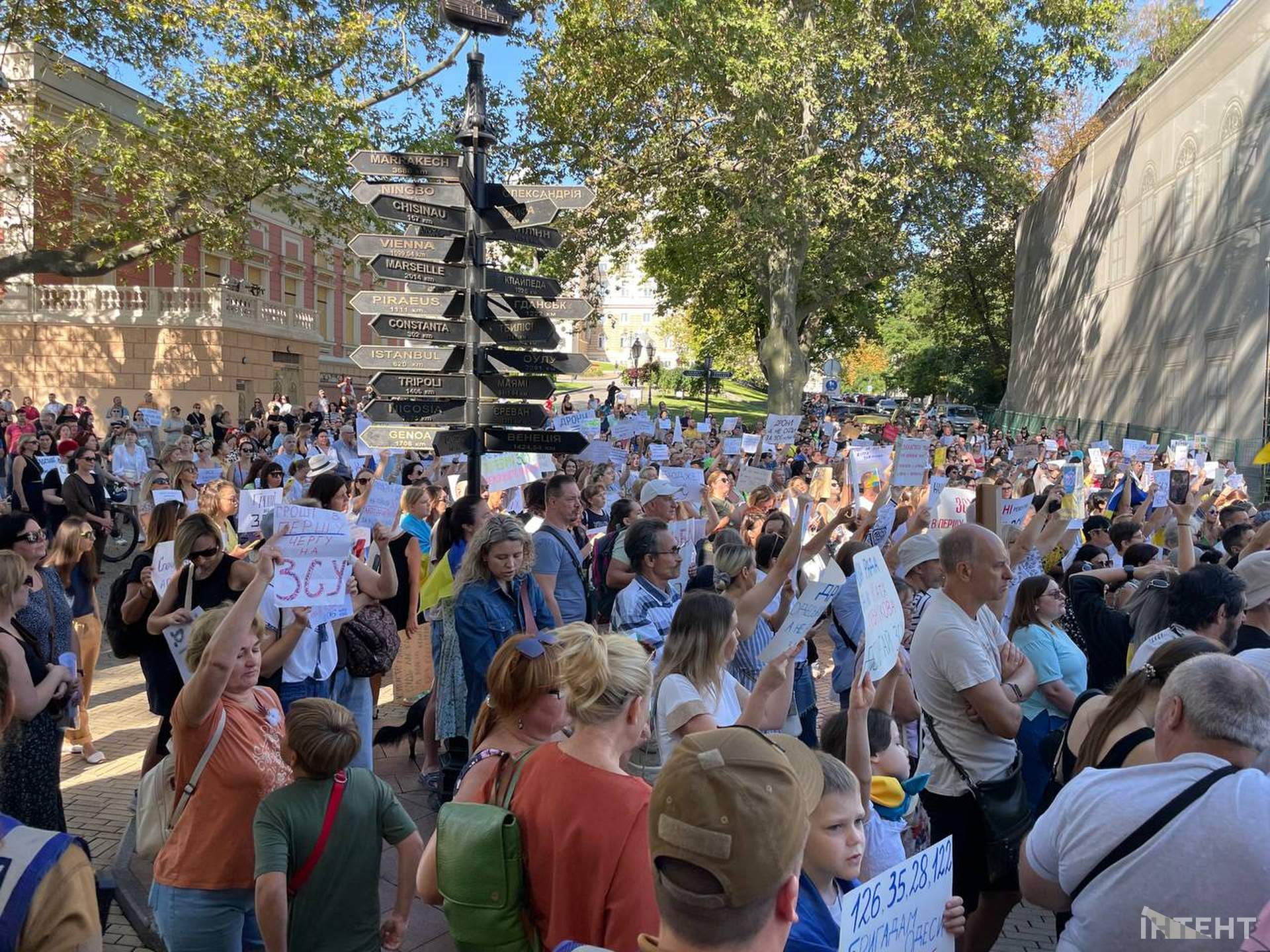Гєна виходь: одесити шостий день поспіль мітингували під будівлею мерії