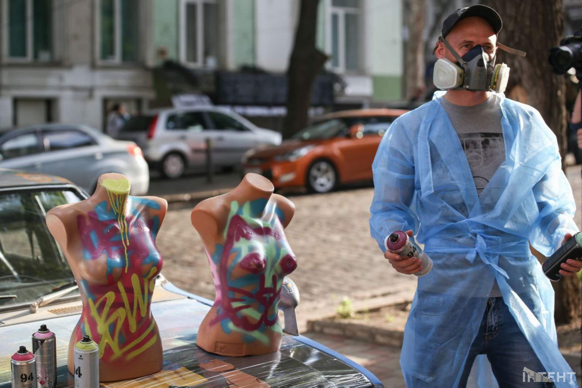 Barbie-українка та манекени замість полотна: в Одесі відкрилася виставка, присвячена війні