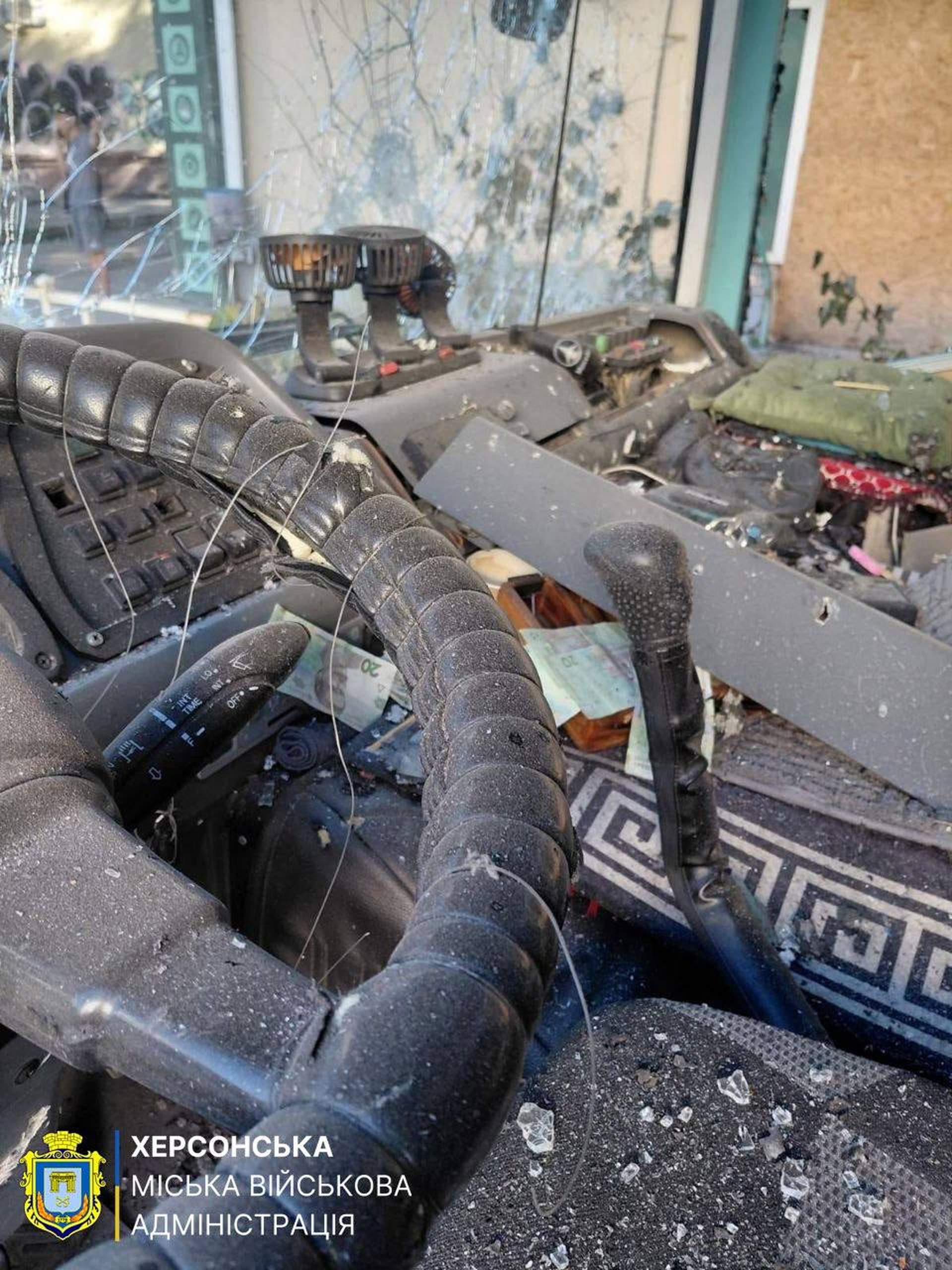Окупанти вдарили по автобусу в центрі Херсона: є постраждалі