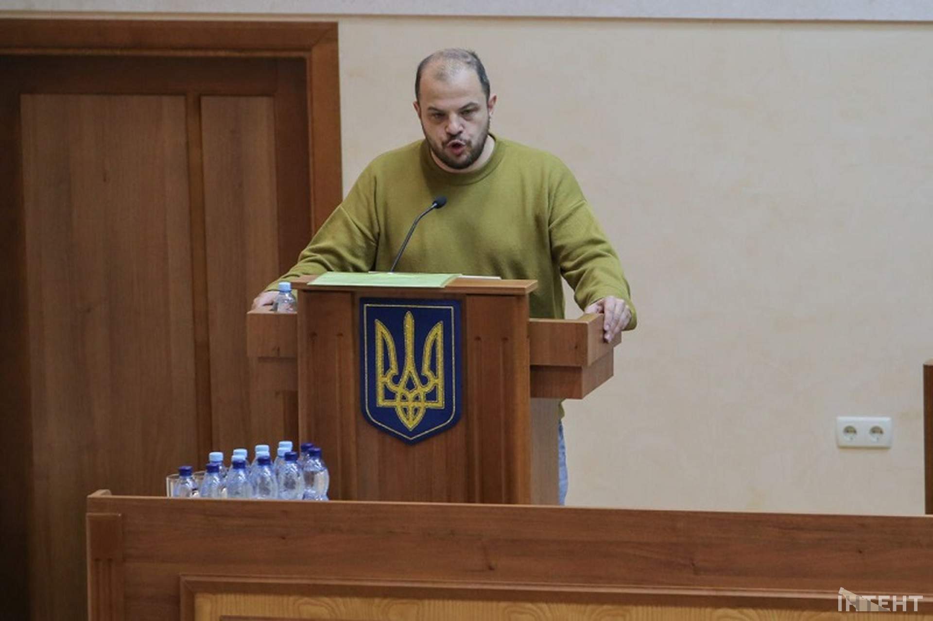 Шрапнель та невдалий перформанс: світлини з сесії Одеської облради