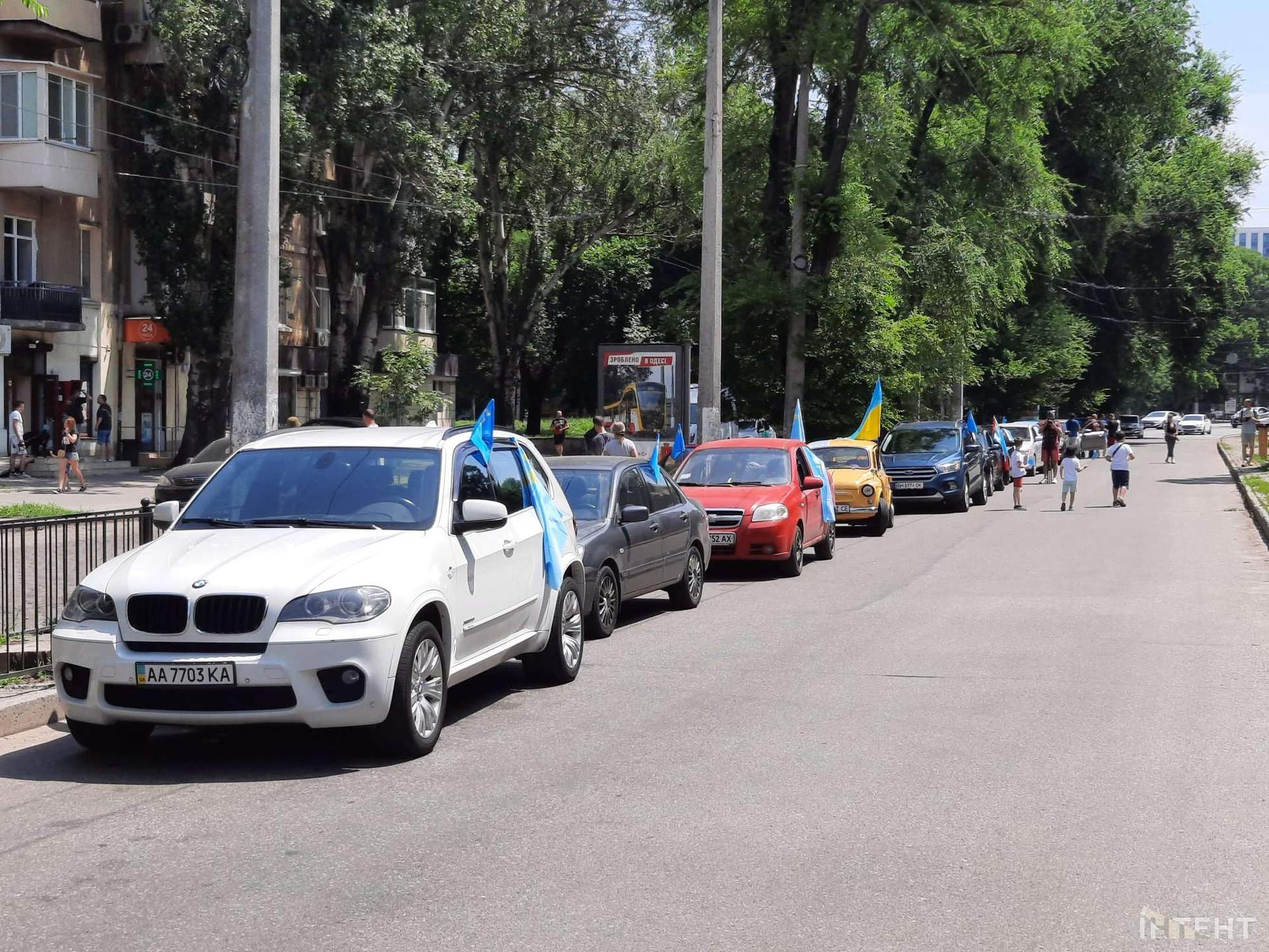 В Одесі влаштували мегамарш вишиванок та автопробіг до дня кримськотатарського прапору