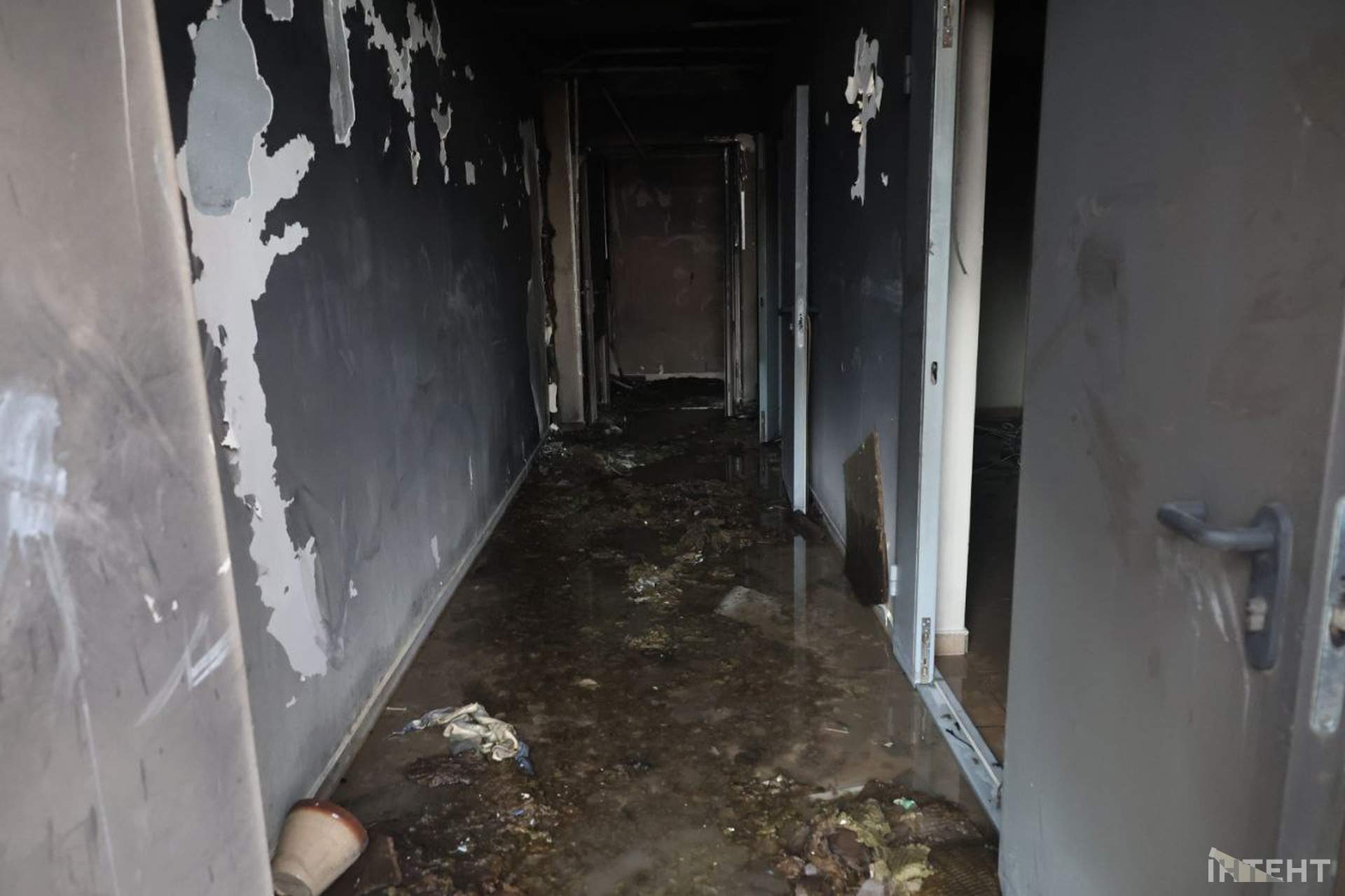 Наслідки влучання дрону в багатоповерхівку в Одесі у світлинах Інтента