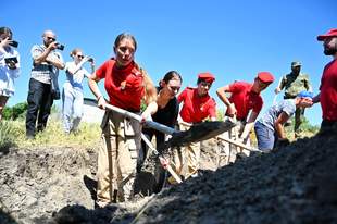 Occupation authorities of the left bank of Kherson region force schoolchildren to exhume graves of Nazi victims of World War II