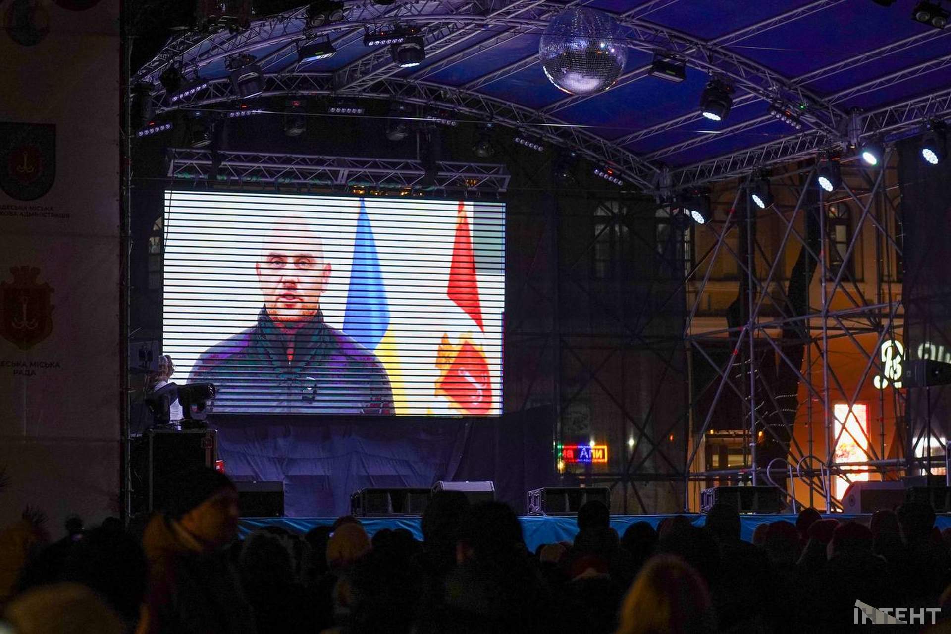 В Одесі запалили головну новорічну ялинку міста