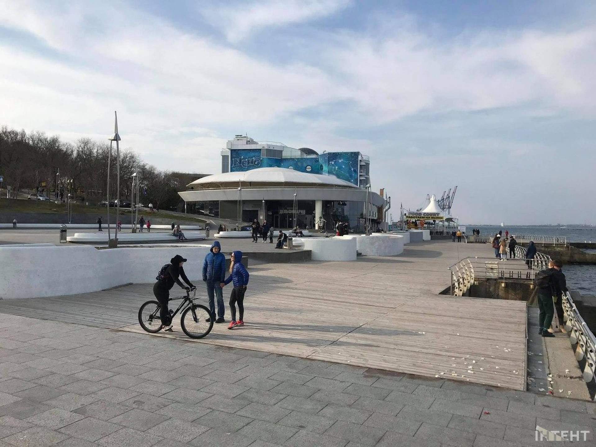 Вікенд на Ланжероні: смугасті стрічки не зупиняють одеситів, які вийшли погуляти