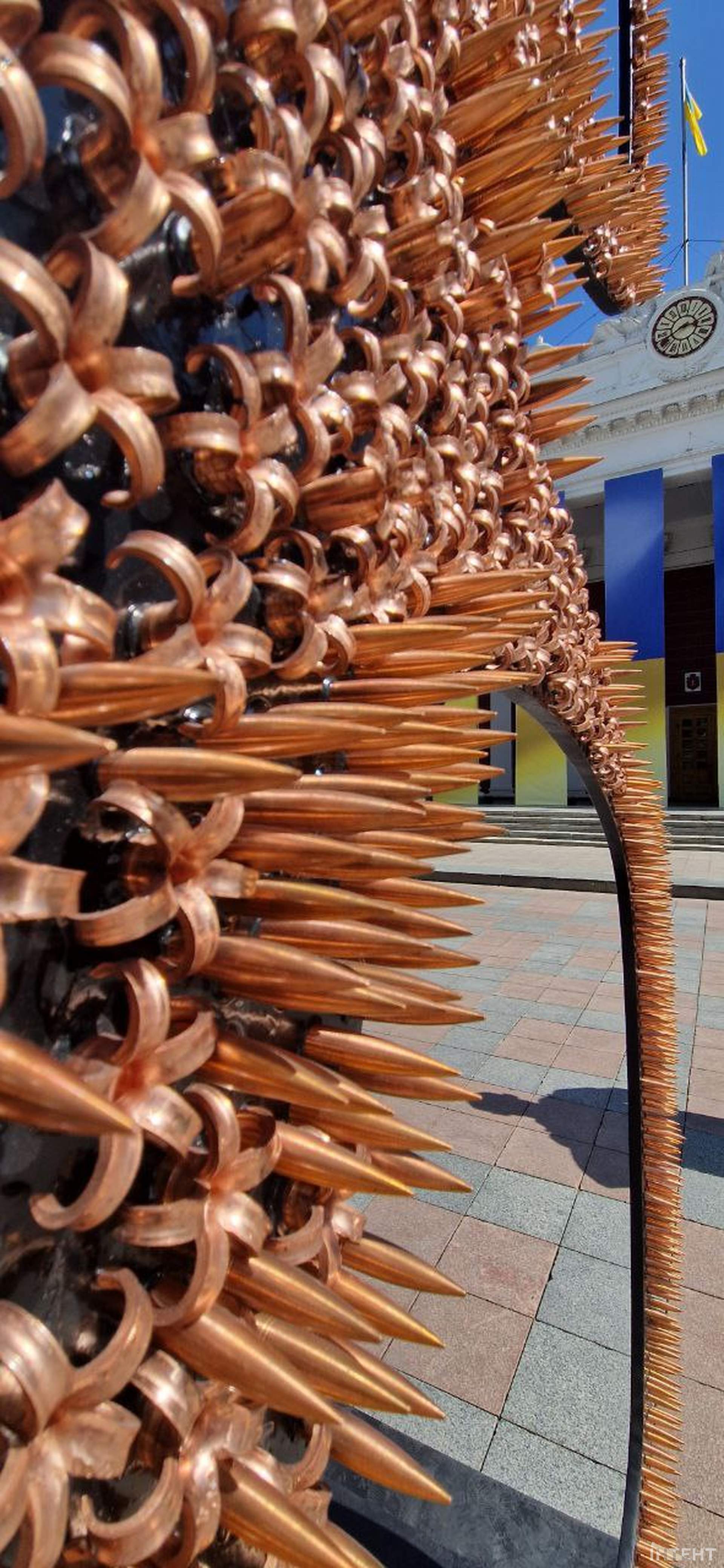 Перед будівлею Одеської мерії тимчасово встановили велетенські окуляри