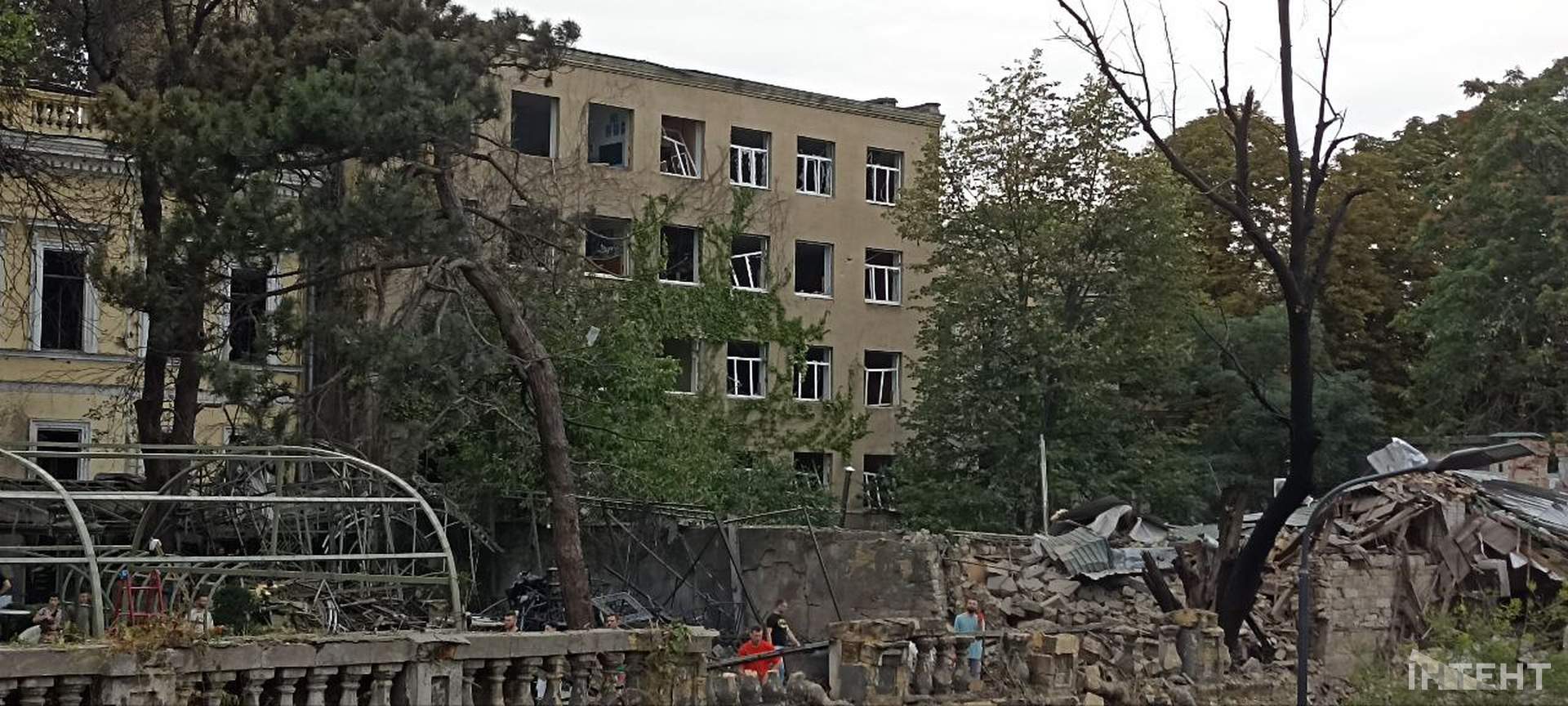 Наслідки нічної атаки росіян по Одесі в світлинах Інтента