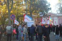 Под зданием Одесского окружного административного суда собрались митинги за и против Труханова