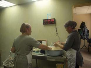 40 градусів спеки та пічка на дровах: як херсонські волонтери печуть хліб