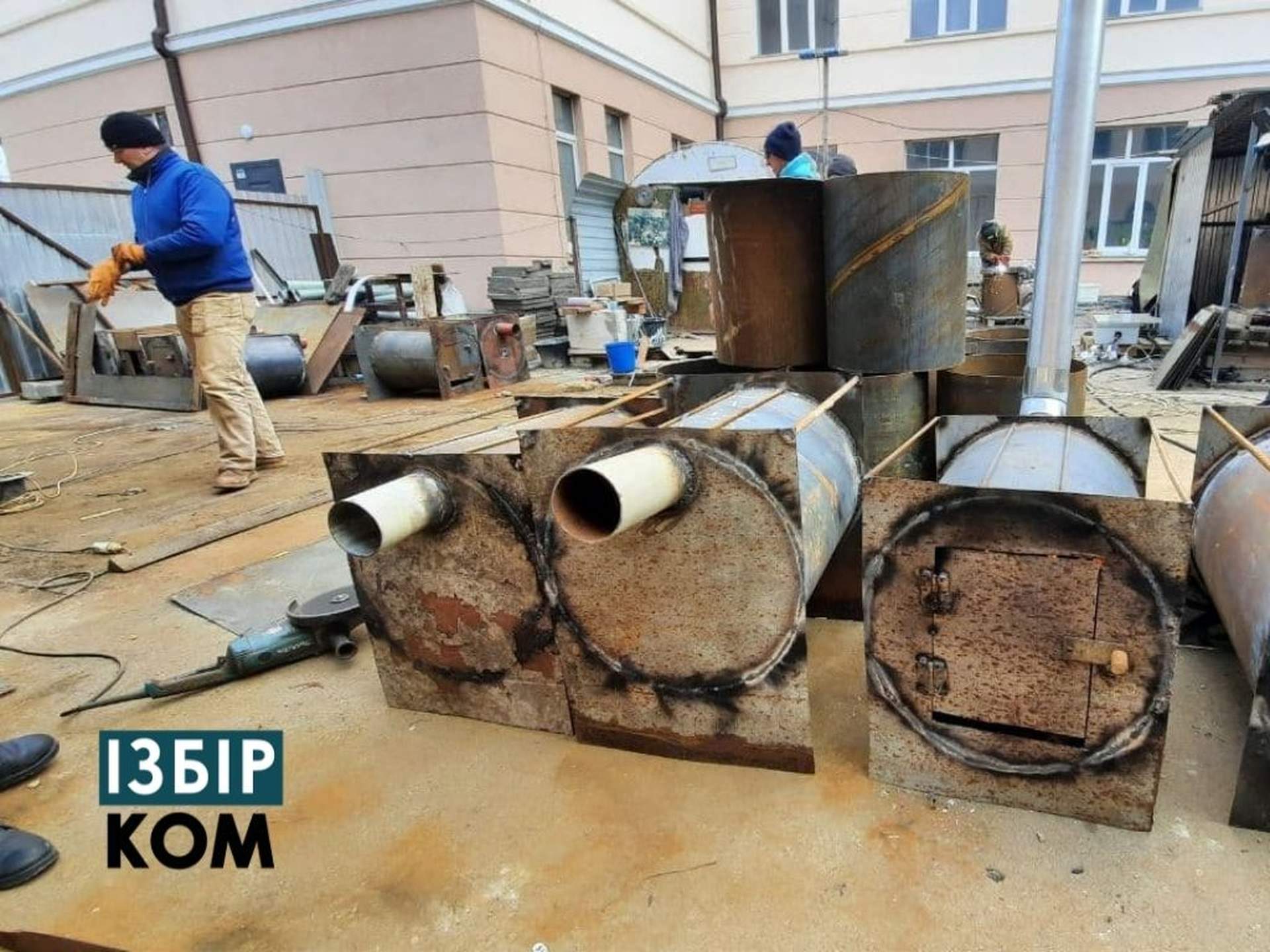 Одеські волонтери роблять пічки-буржуйки для військових