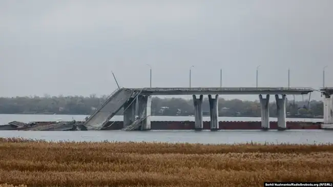The blown up Antonivskyi Bridge near Kherson. Photo: Radio Liberty