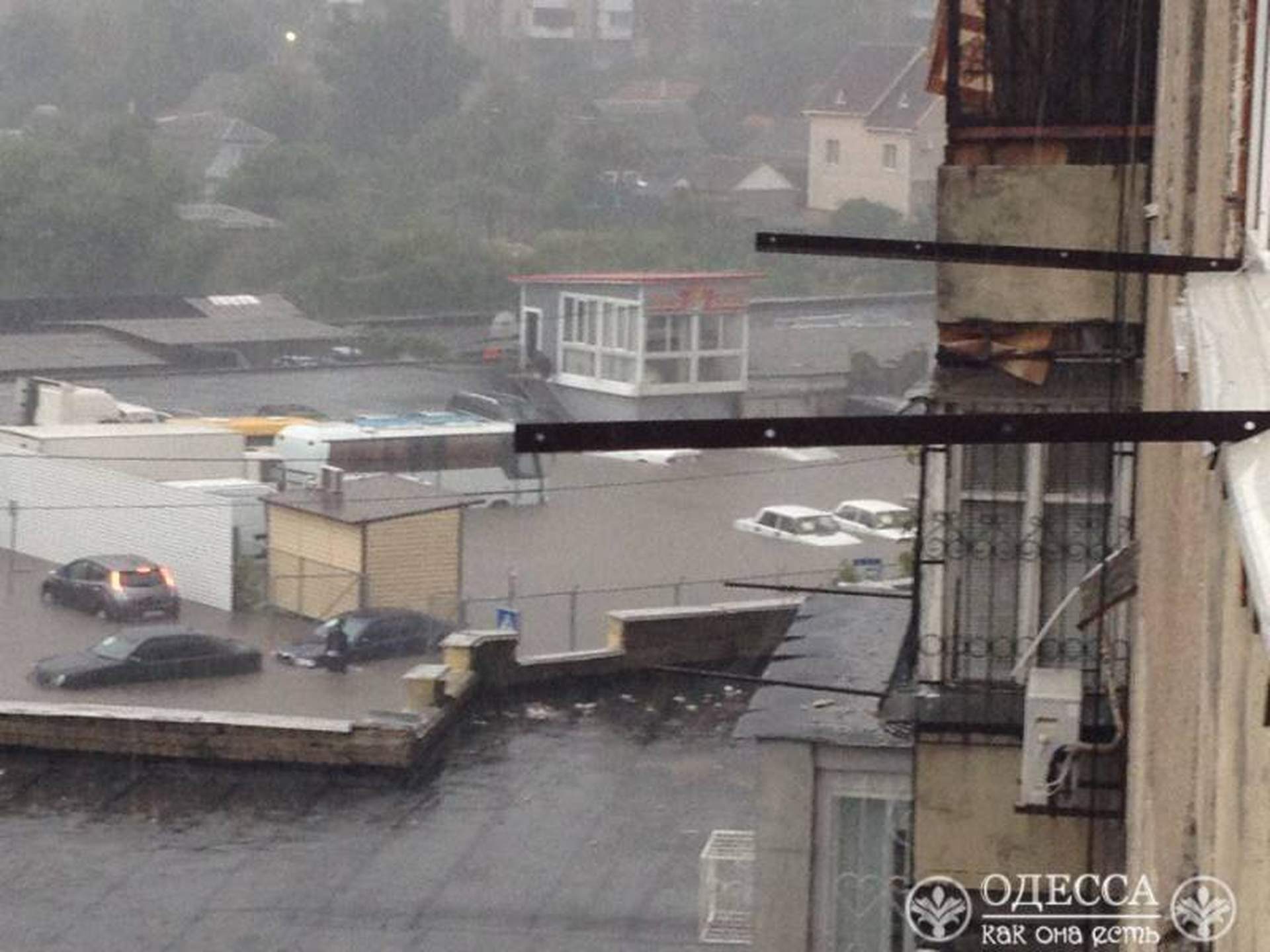 Дождь традиционно спровоцировал в Одессе транспортный коллапс