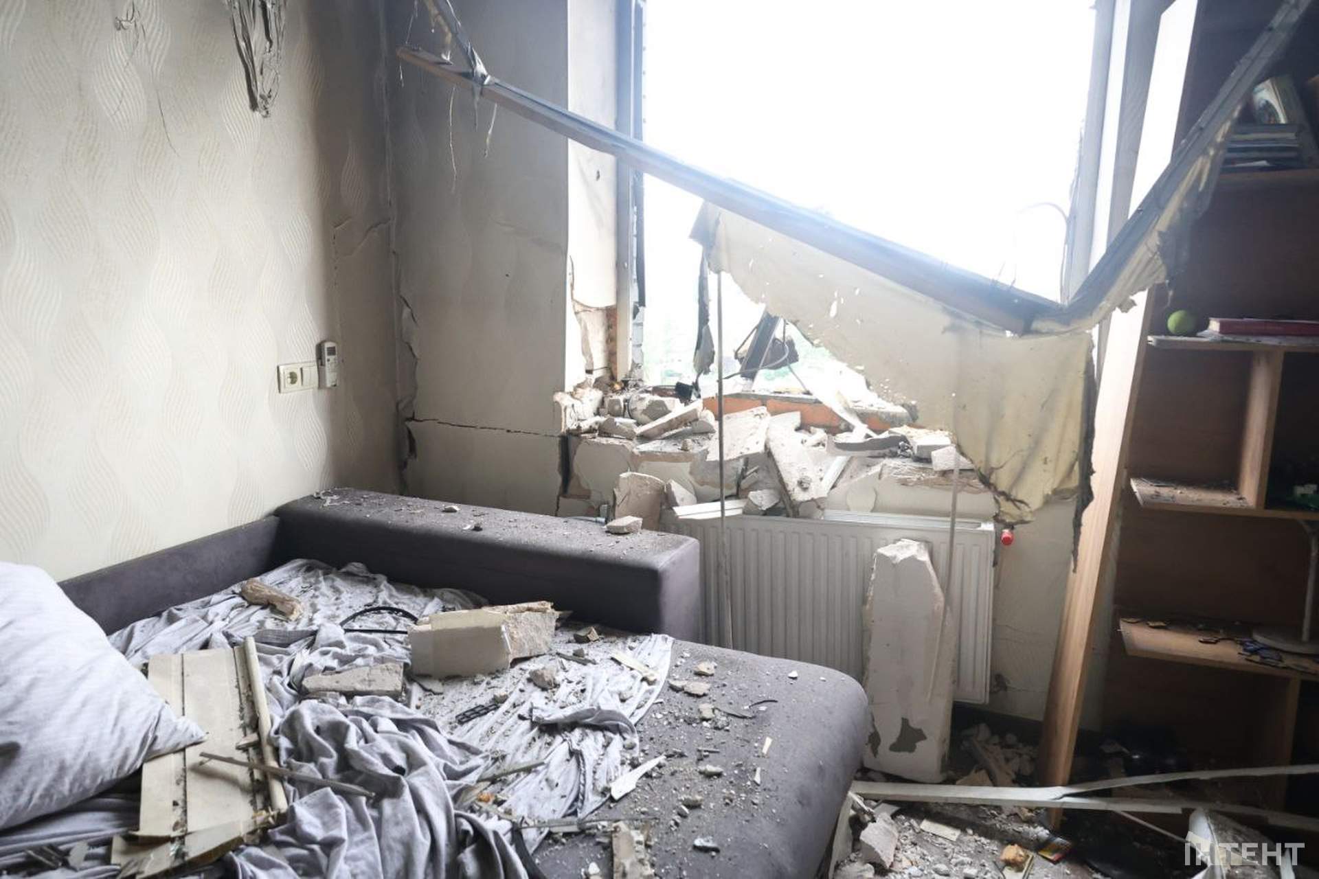 Наслідки влучання дрону в багатоповерхівку в Одесі у світлинах Інтента