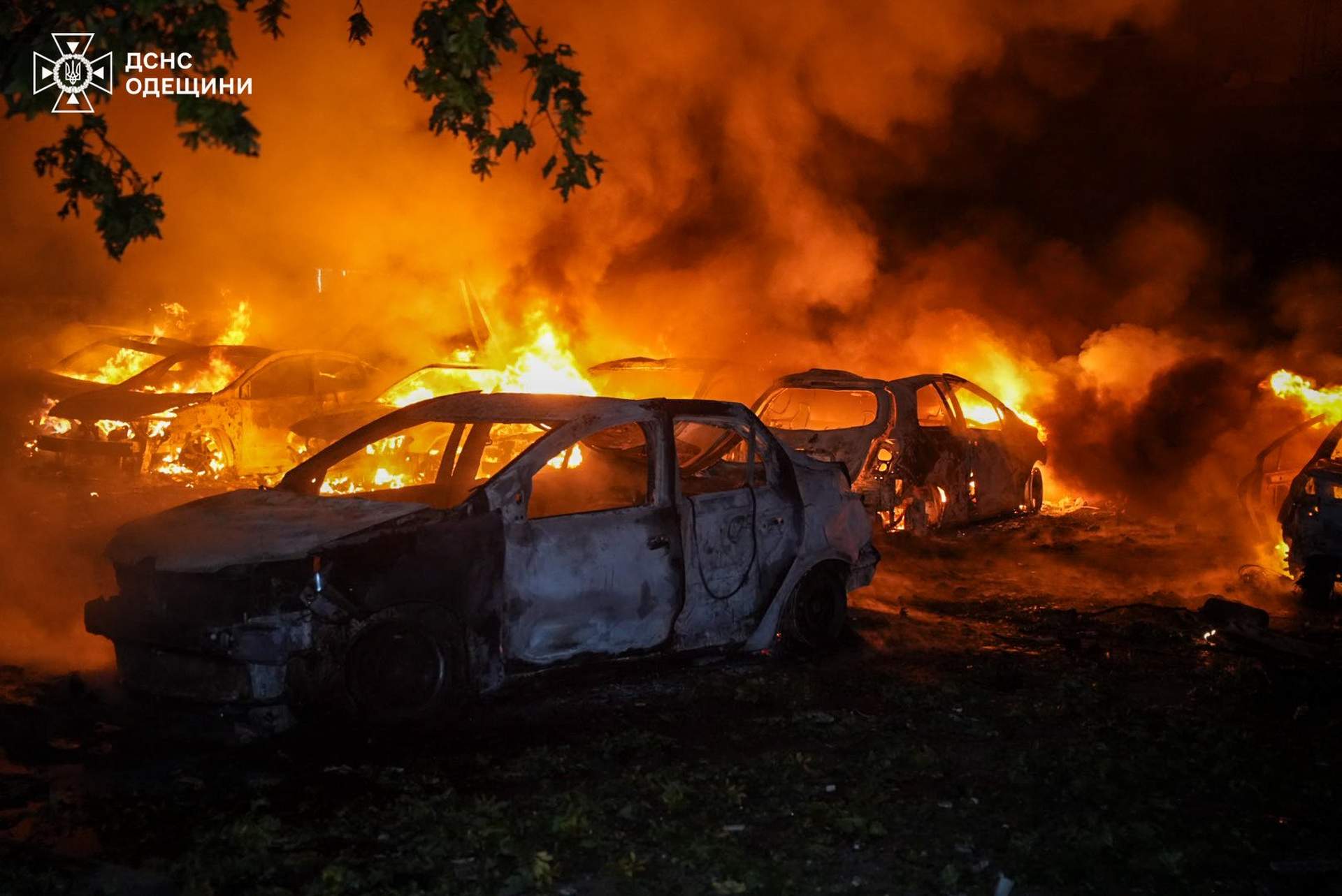 Внаслідок атаки росіян в Одесі палали автівки на стоянці та постраждала людина