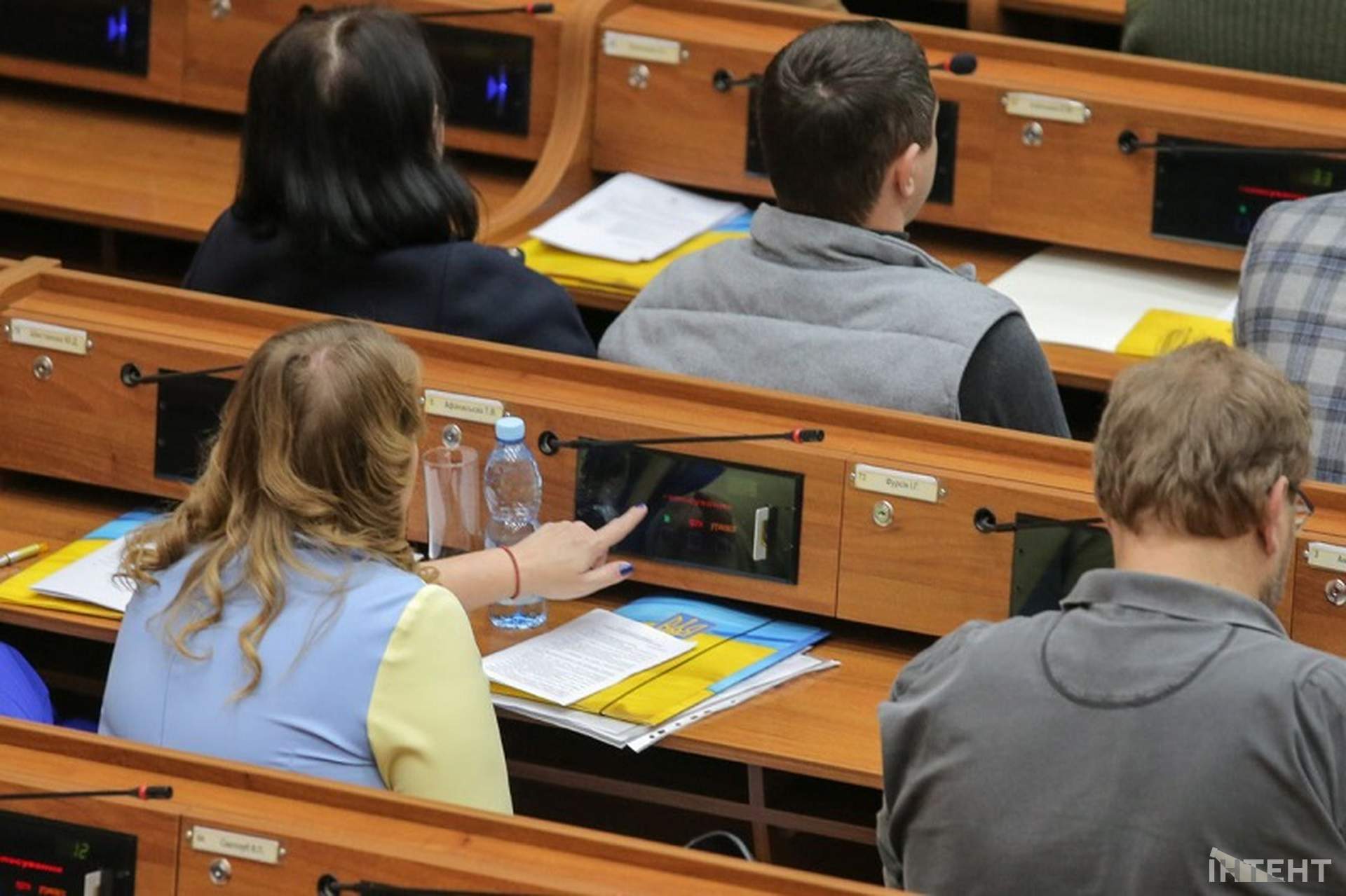 Шрапнель та невдалий перформанс: світлини з сесії Одеської облради