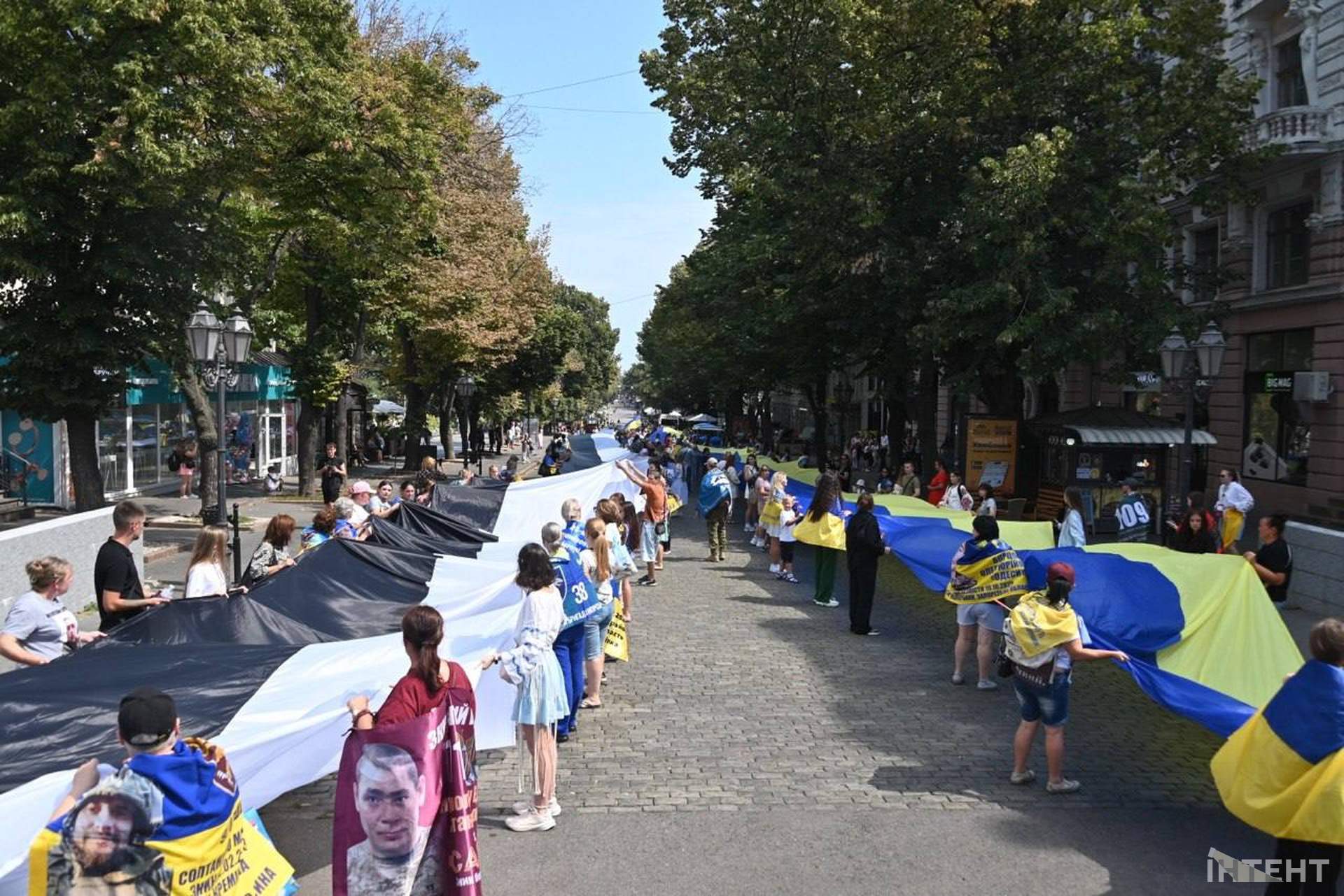 В Одесі пронесли 100-метрові прапори на підтримку полонених та зниклих