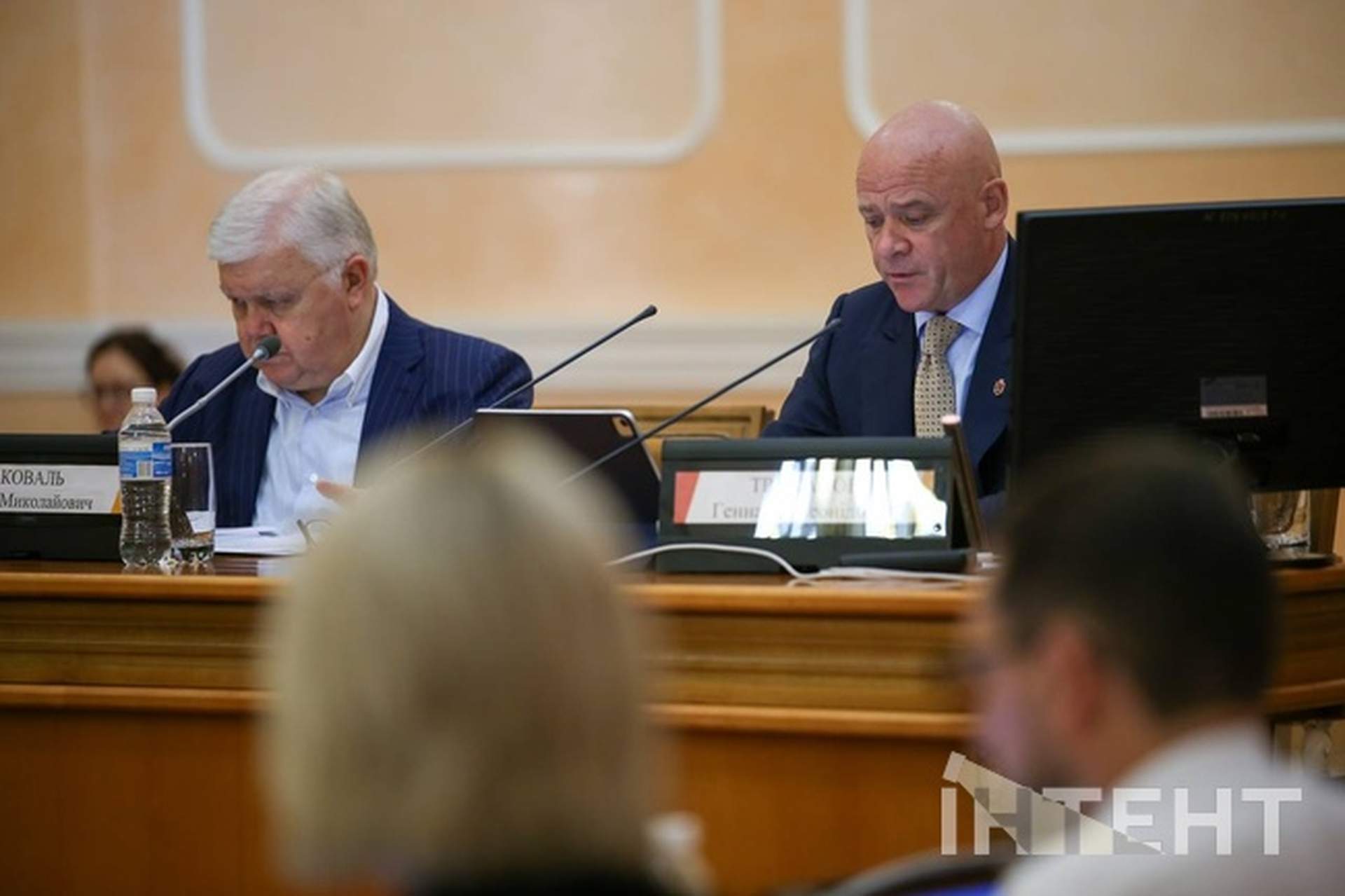 Дядя Гриша у гостях та вимкнення світла: сесія Одеської міської ради у світлинах Інтента