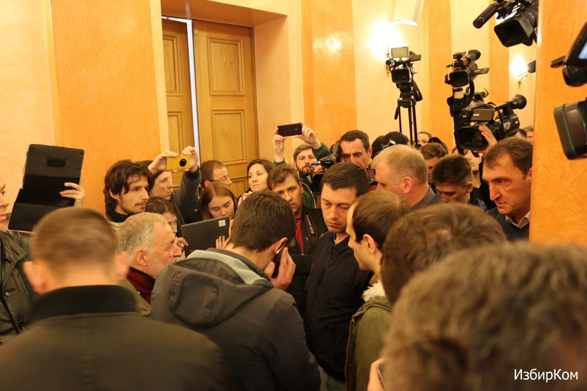 Сессия Одесского городского совета: "минирование", драка и повторное переименование улиц