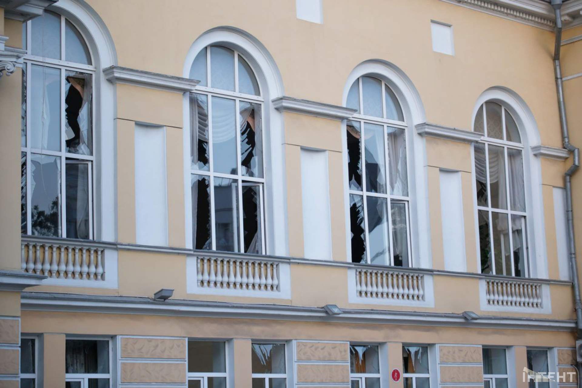 Наслідки нічної атаки росіян по Одесі в світлинах Інтента