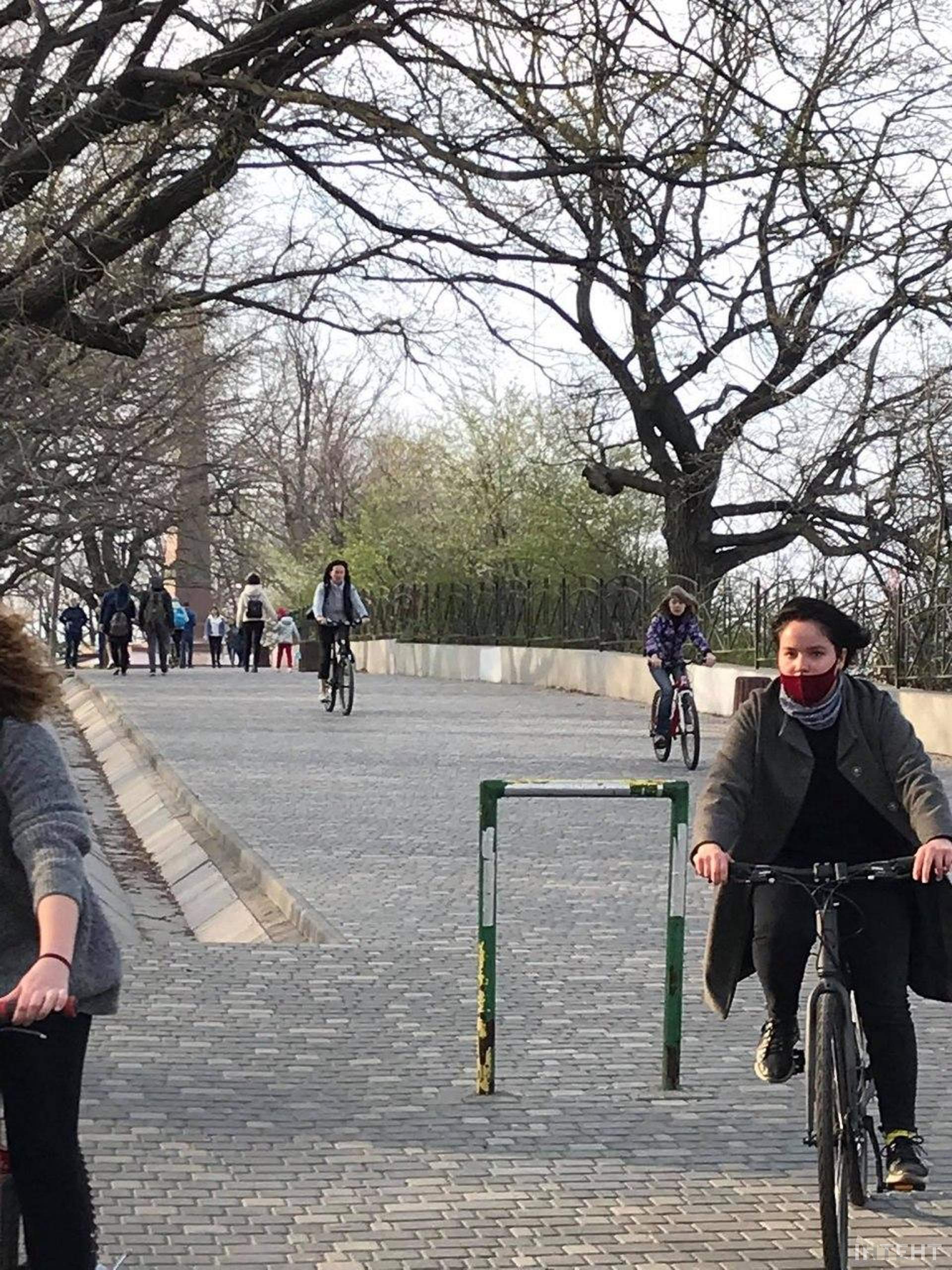 Вікенд на Ланжероні: смугасті стрічки не зупиняють одеситів, які вийшли погуляти