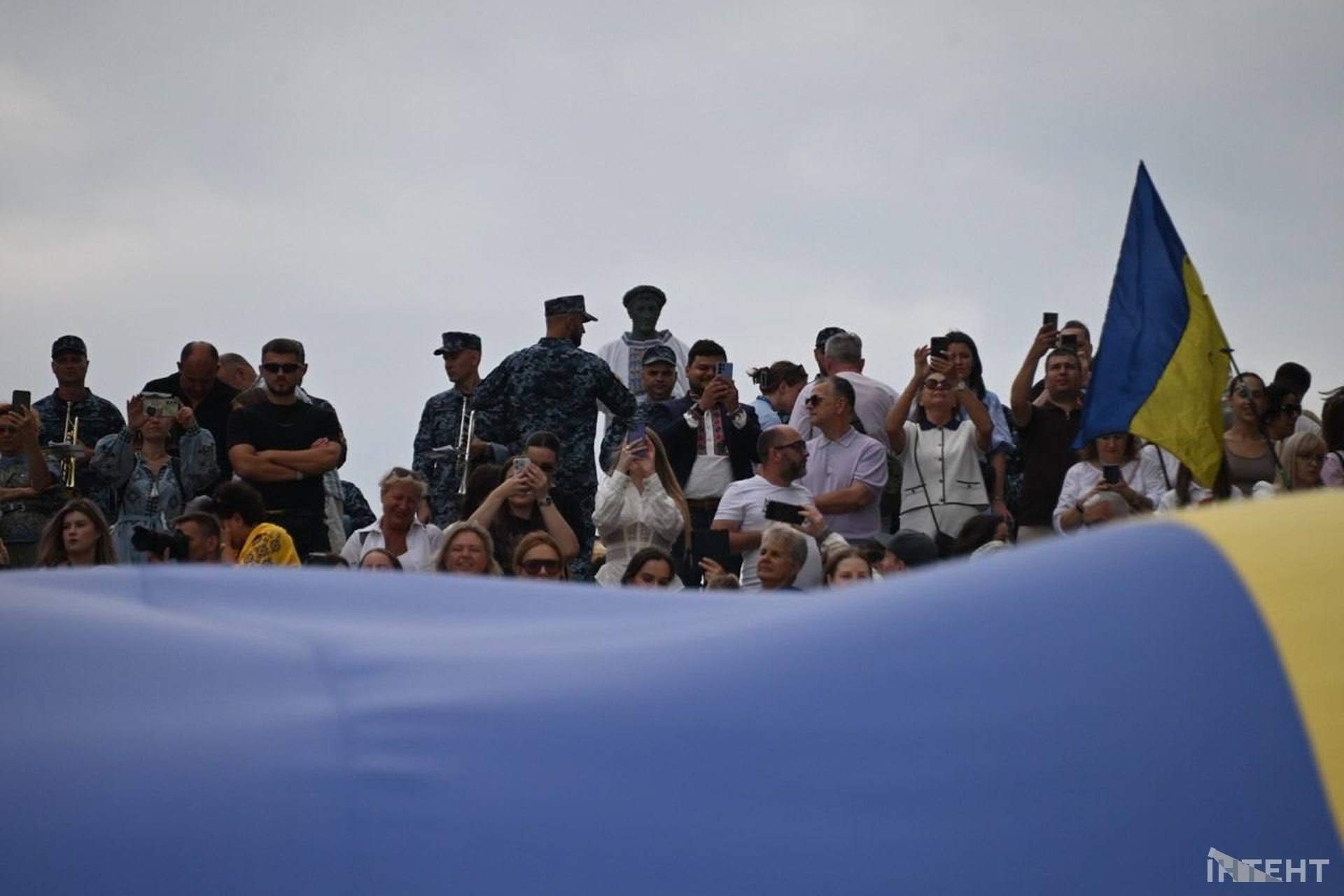 Дюка знову вдягнули у вишиванку: в Одесі розгорнули 35-метровий прапор