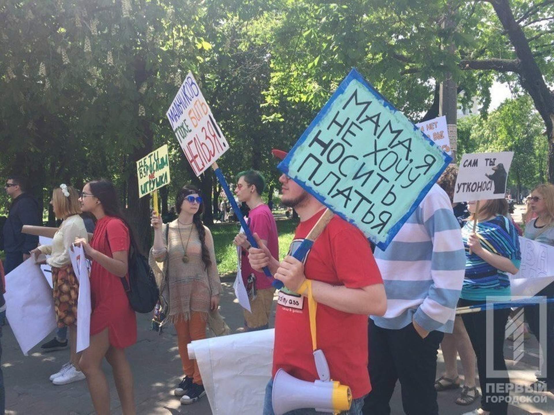 В центре Одессы "монстранты" в сопровождении человека-единорога встретились с агностиками