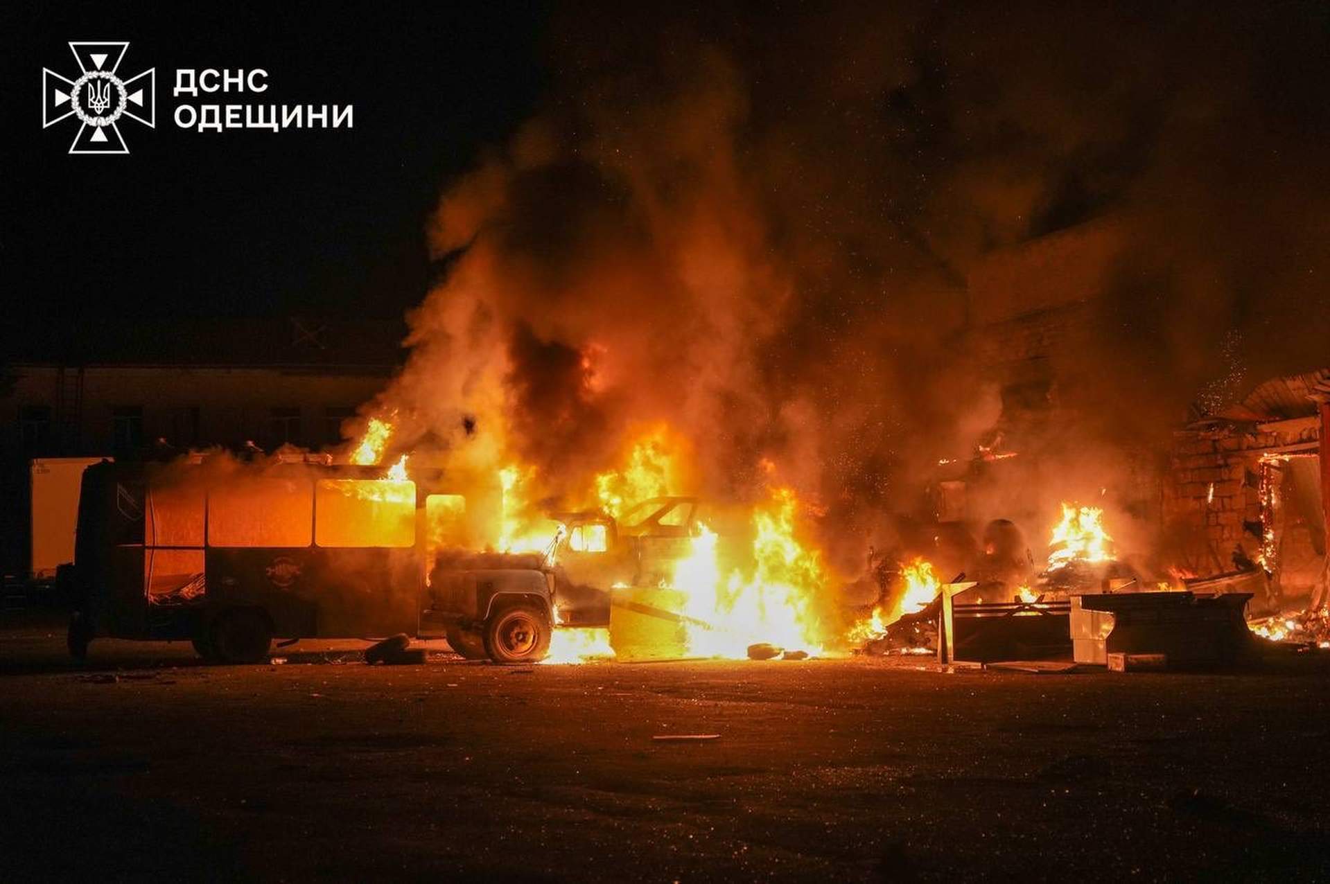 Пожежі та смерть: росіяни вночі атакували Одесу дронами