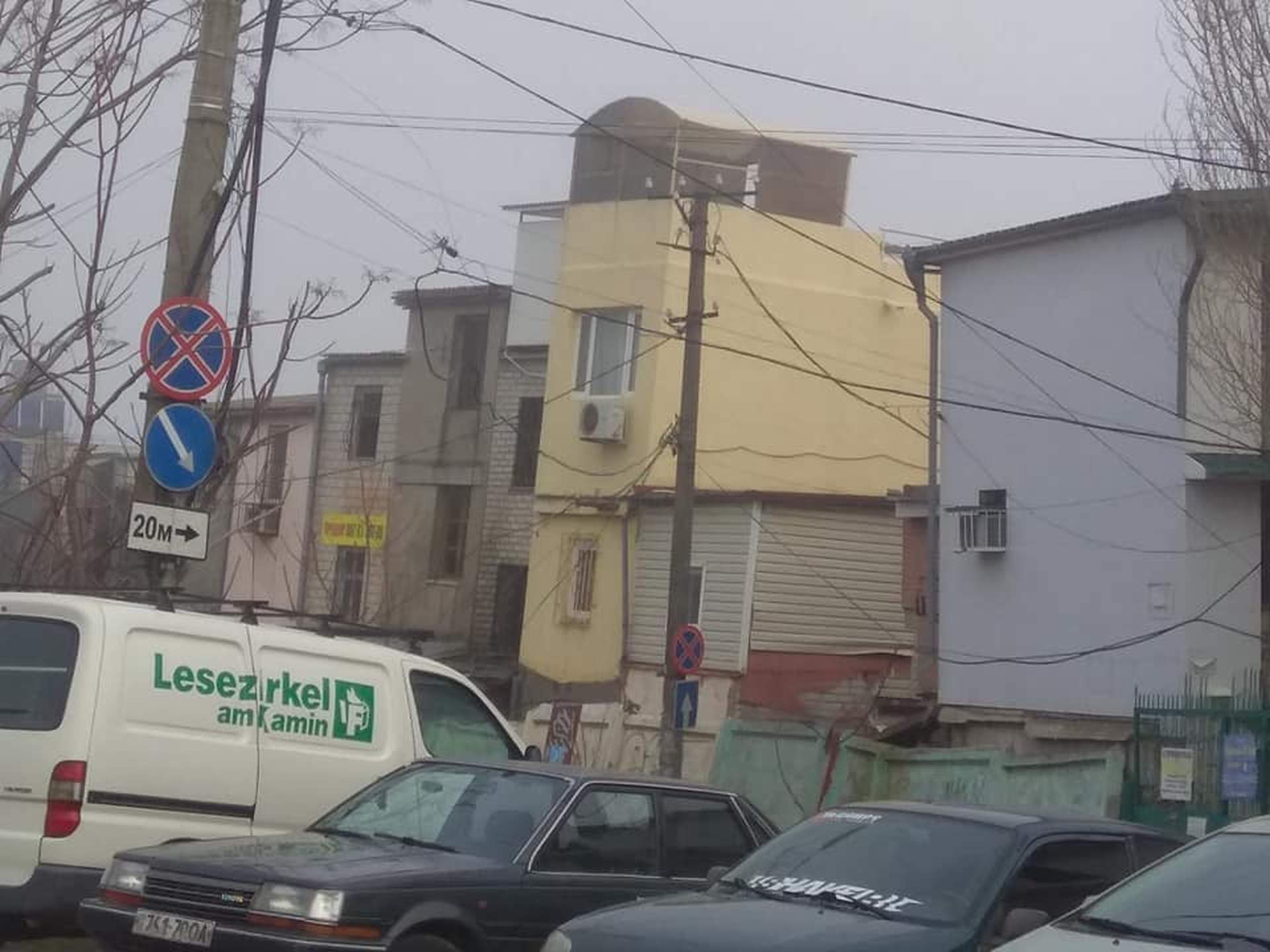 Як зараз в Чорноморську виглядають будинки на вулицях, що "сповзли" до моря