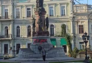 Активіст "Автомайдану" облив фарбою пам'ятник Катерині ІІ