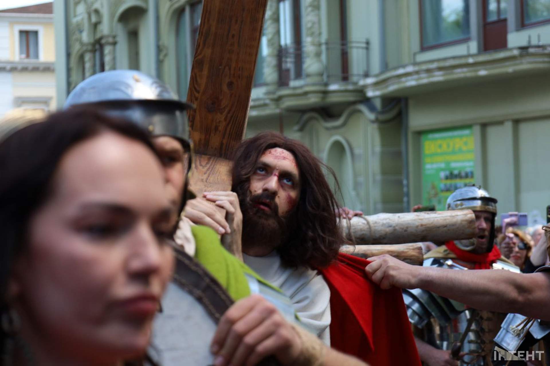 У перерві між тривогами в Одесі розіп'яли Христа (фотогалерея)