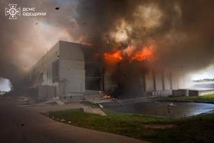 Ворог бив ракетами по Одещині: рятувальники показали пожежу, є жертва