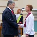 Президент наградил подростков из Одессы, спасавших детей в «Виктории»
