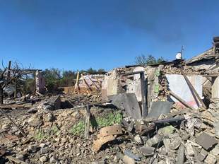 20 російських воєнних злочинів: пошкоджена автівка швидкої та знищені будинки