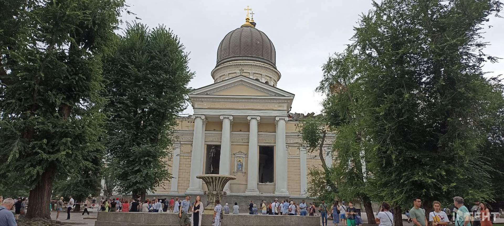 Наслідки нічної атаки росіян по Одесі в світлинах Інтента