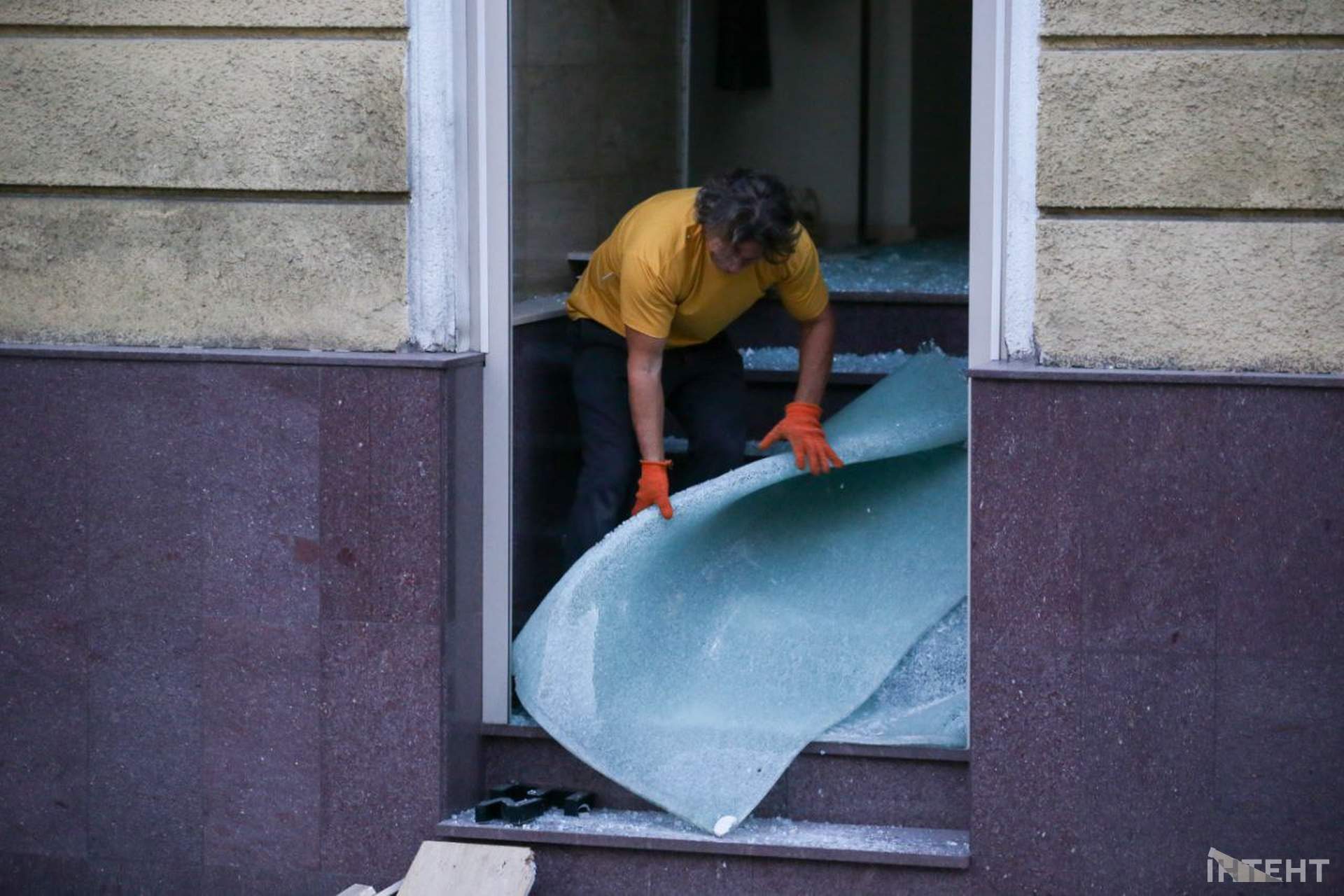 Наслідки нічної атаки росіян по Одесі в світлинах Інтента