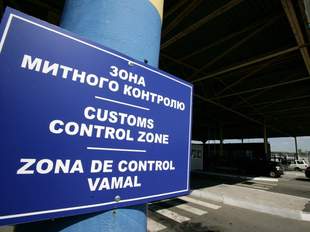 Митника з Одеси затримали за підозрою у допомозі комерсантам зекономити