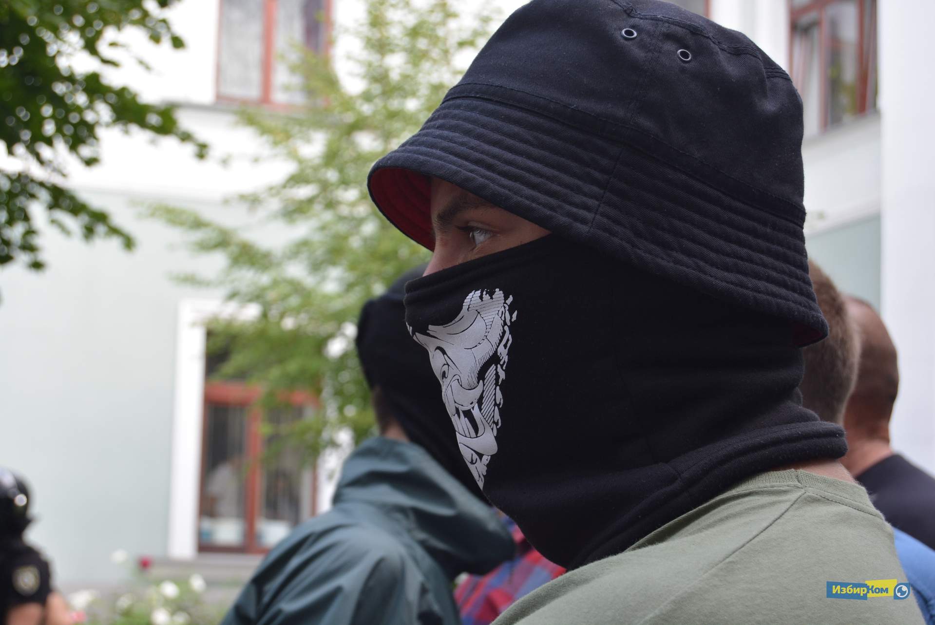 Сессия Одесского городского совета: потасовки с митингующими и попытки экс-нардепа попасть в здание мэрии