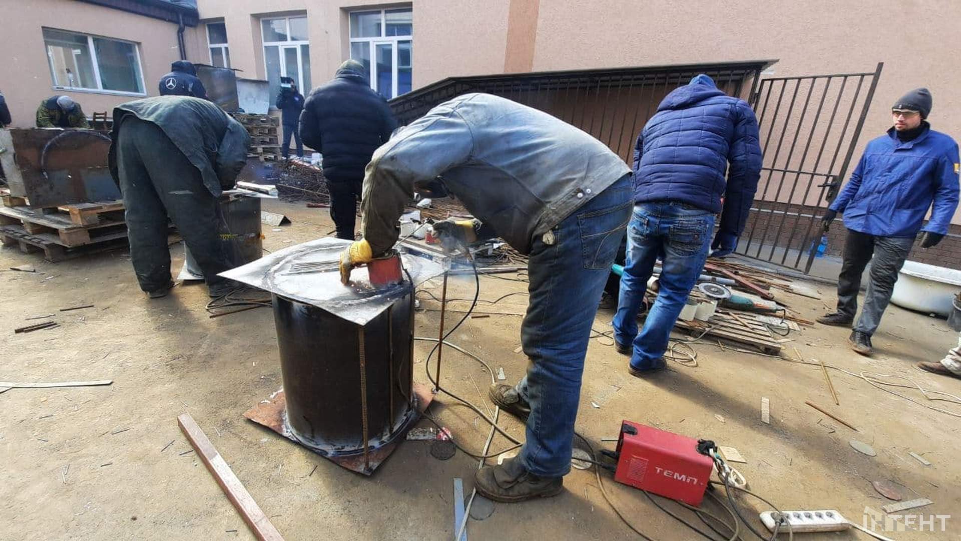Одеські волонтери роблять пічки-буржуйки для військових