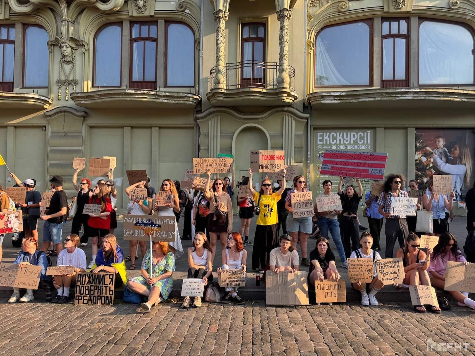 В Одесі в четвертий день протесту через відставку Федорова роздають наколоті апельсини