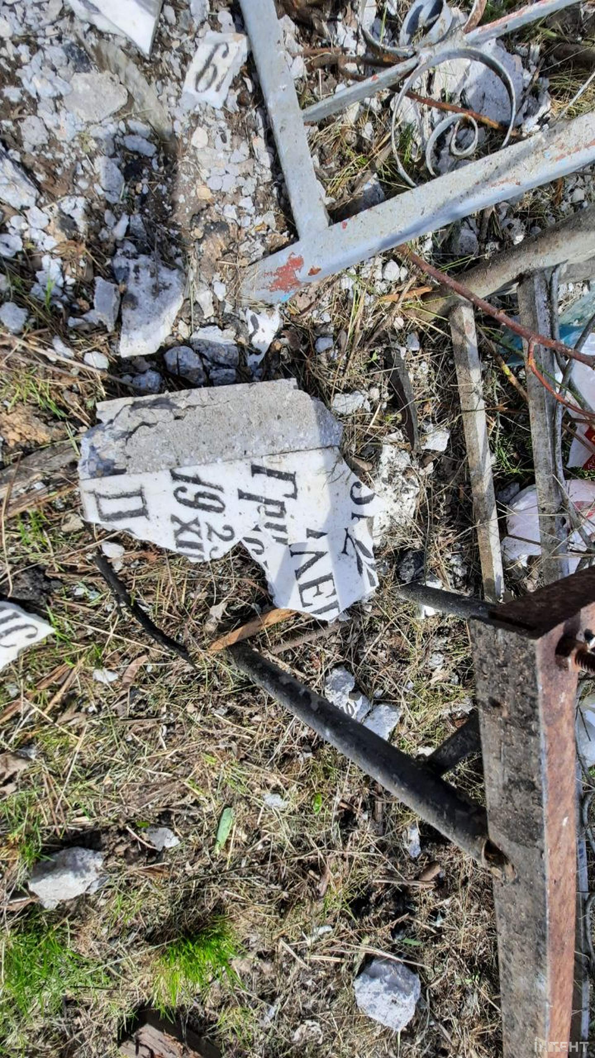 Як виглядає частина одеського кладовища, куди влучила російська ракета