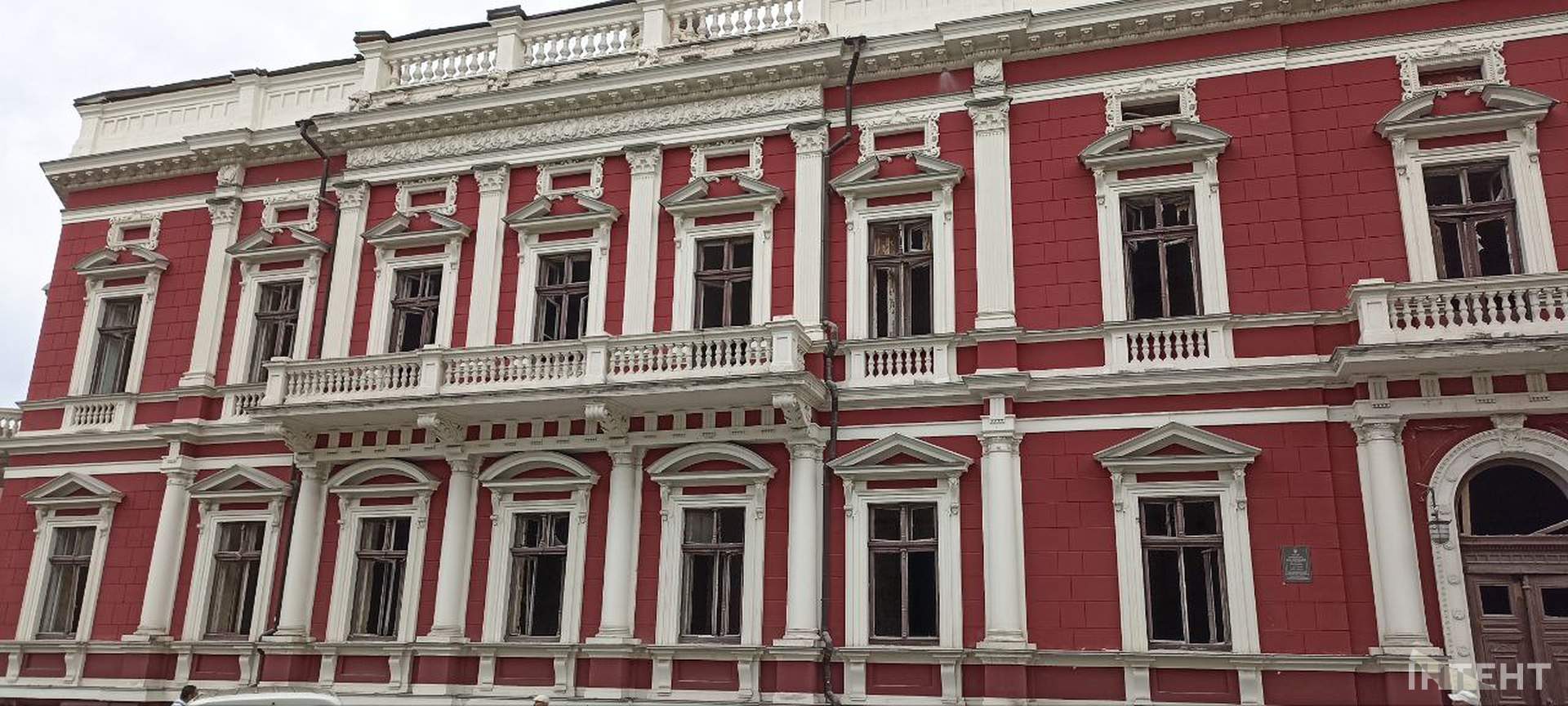 Наслідки нічної атаки росіян по Одесі в світлинах Інтента