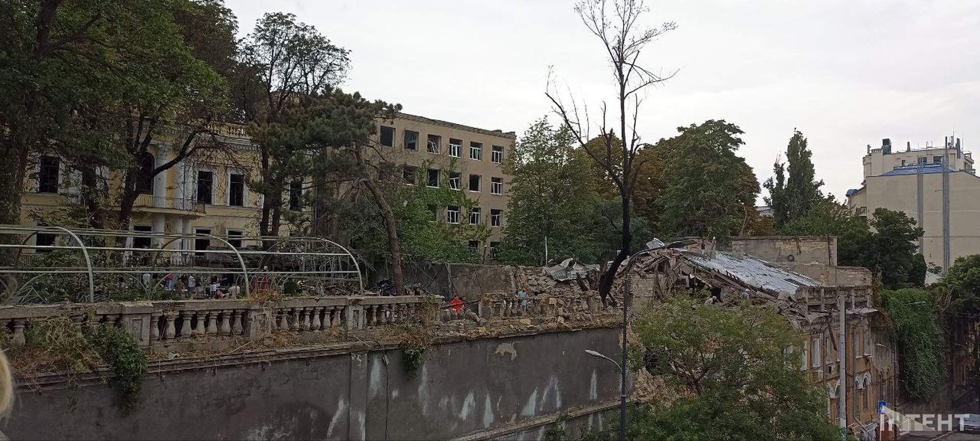 Наслідки нічної атаки росіян по Одесі в світлинах Інтента