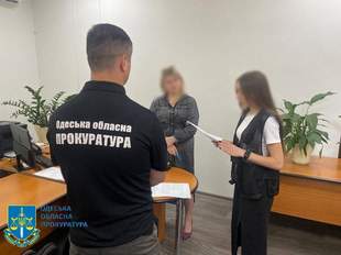 Правоохоронці затримали податківицю на Одещині за підозрою у зловживанні впливом