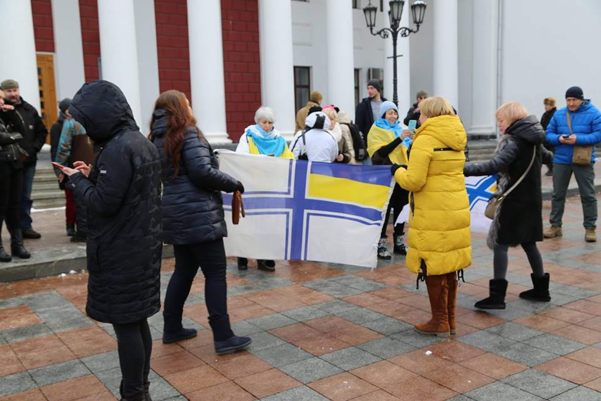 Возле Одесской мэрии подняли флаг ВМС Украины в поддержку военнопленных